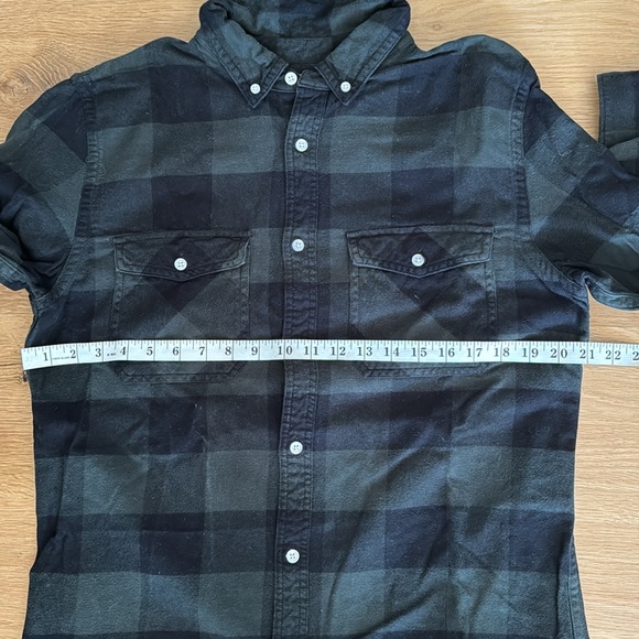 EVERLANE Men’s. Gingham Flannel Button Down - Picture 7 of 8